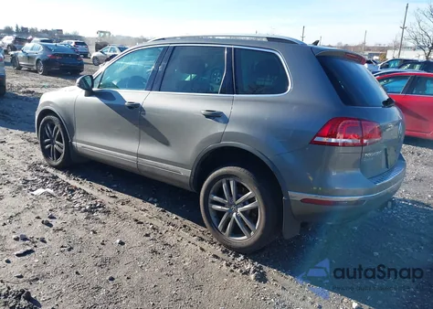 2016 Volkswagen Touareg Vr6 Lux z USA, uszkodzony, nr VIN WVGEF9BP1GD008867